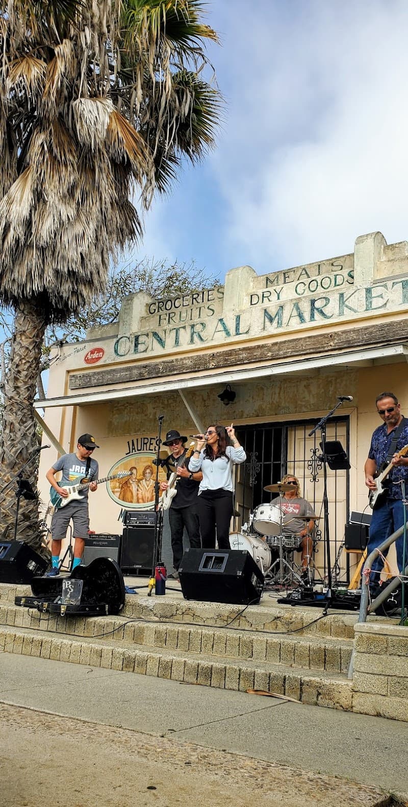 Lola's 7 Up Market & Deli